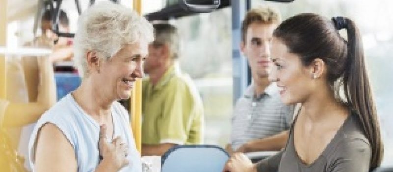 senior-et-jeune-femme-bus senior-et-jeune-femme-bus